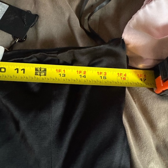 Elegant Off-Shoulder Black Dress - Picture 4 of 6